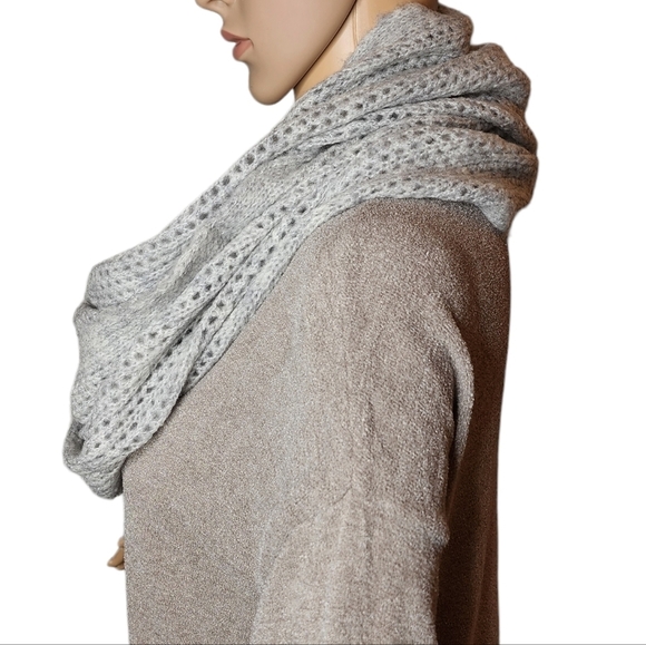 Abercrombie grey knit infinity scarf. - Picture 5 of 11